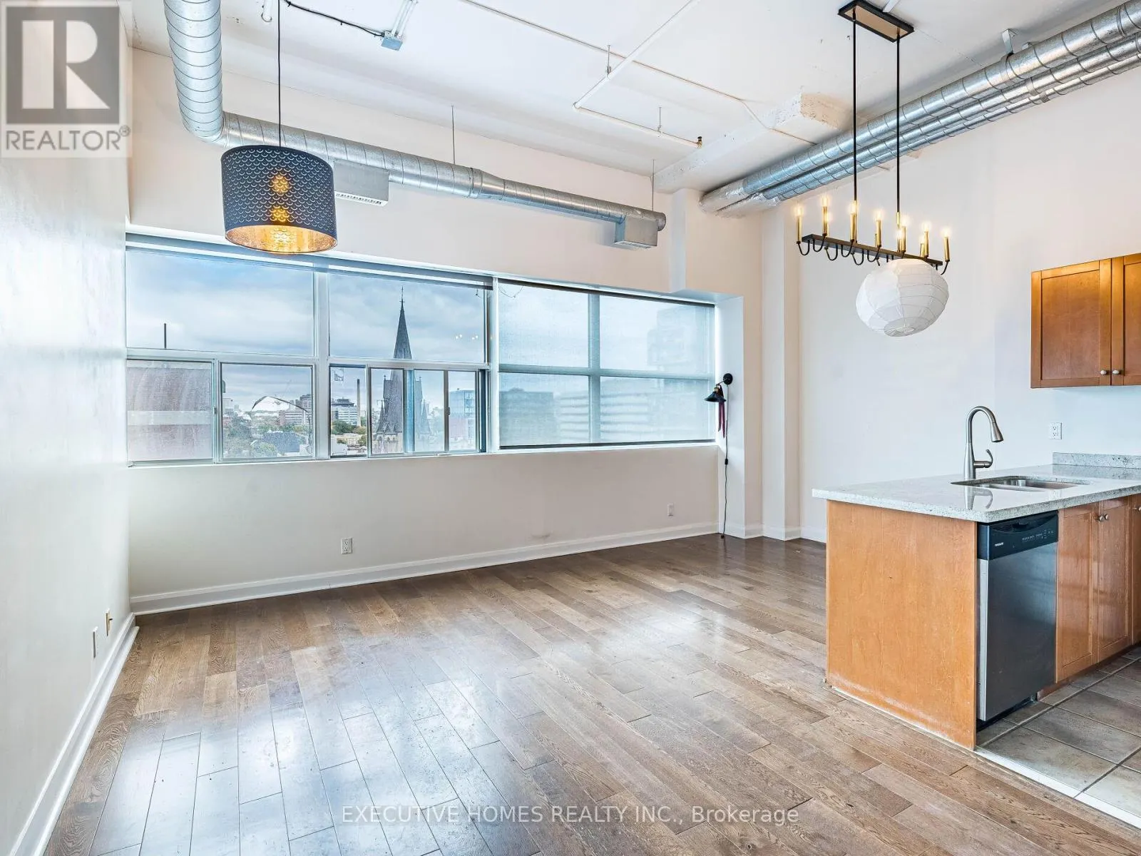 1004 - 700 KING STREET W