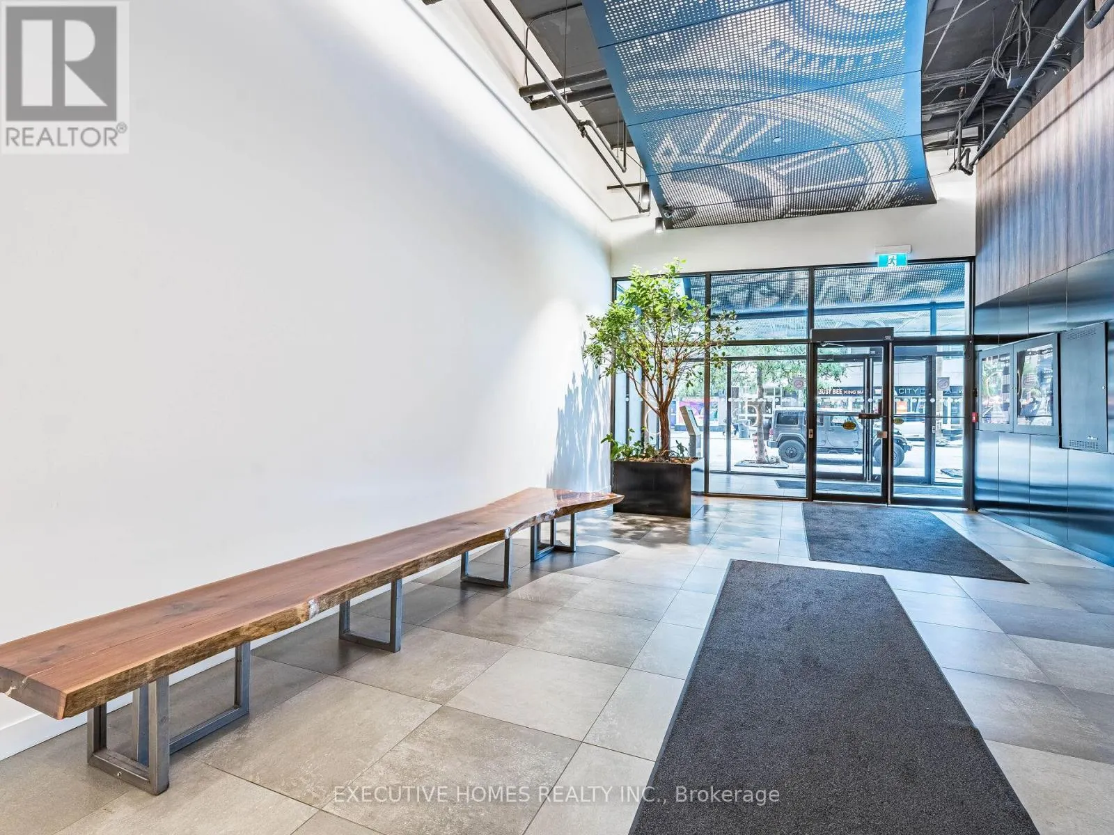 1004 - 700 KING STREET W