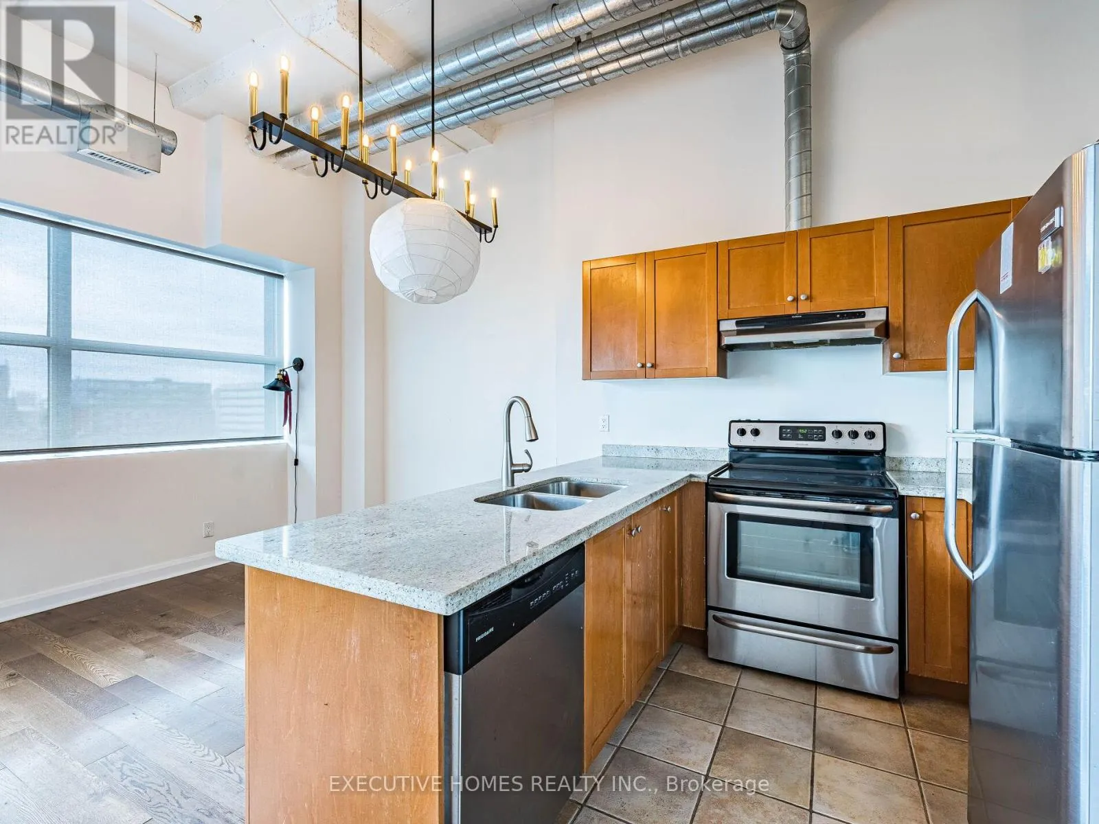 1004 - 700 KING STREET W
