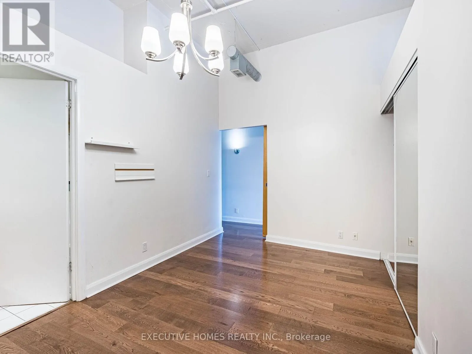 1004 - 700 KING STREET W