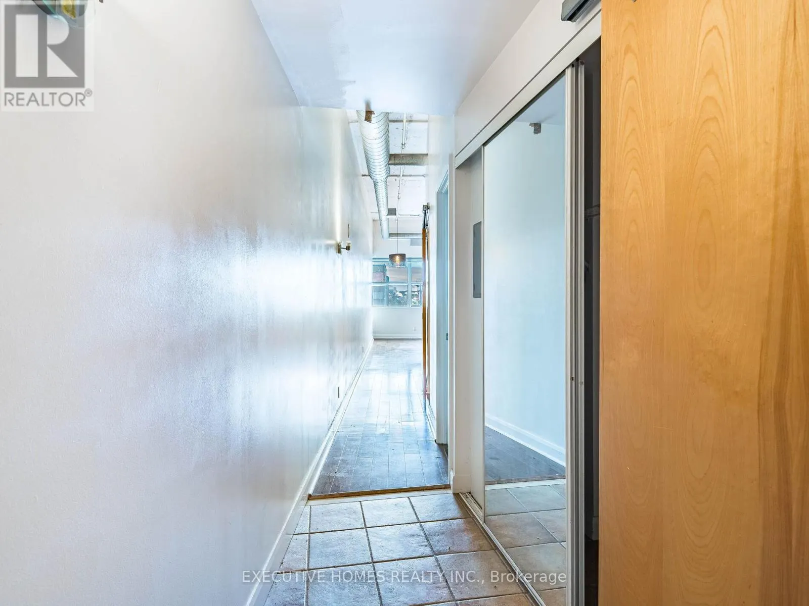 1004 - 700 KING STREET W