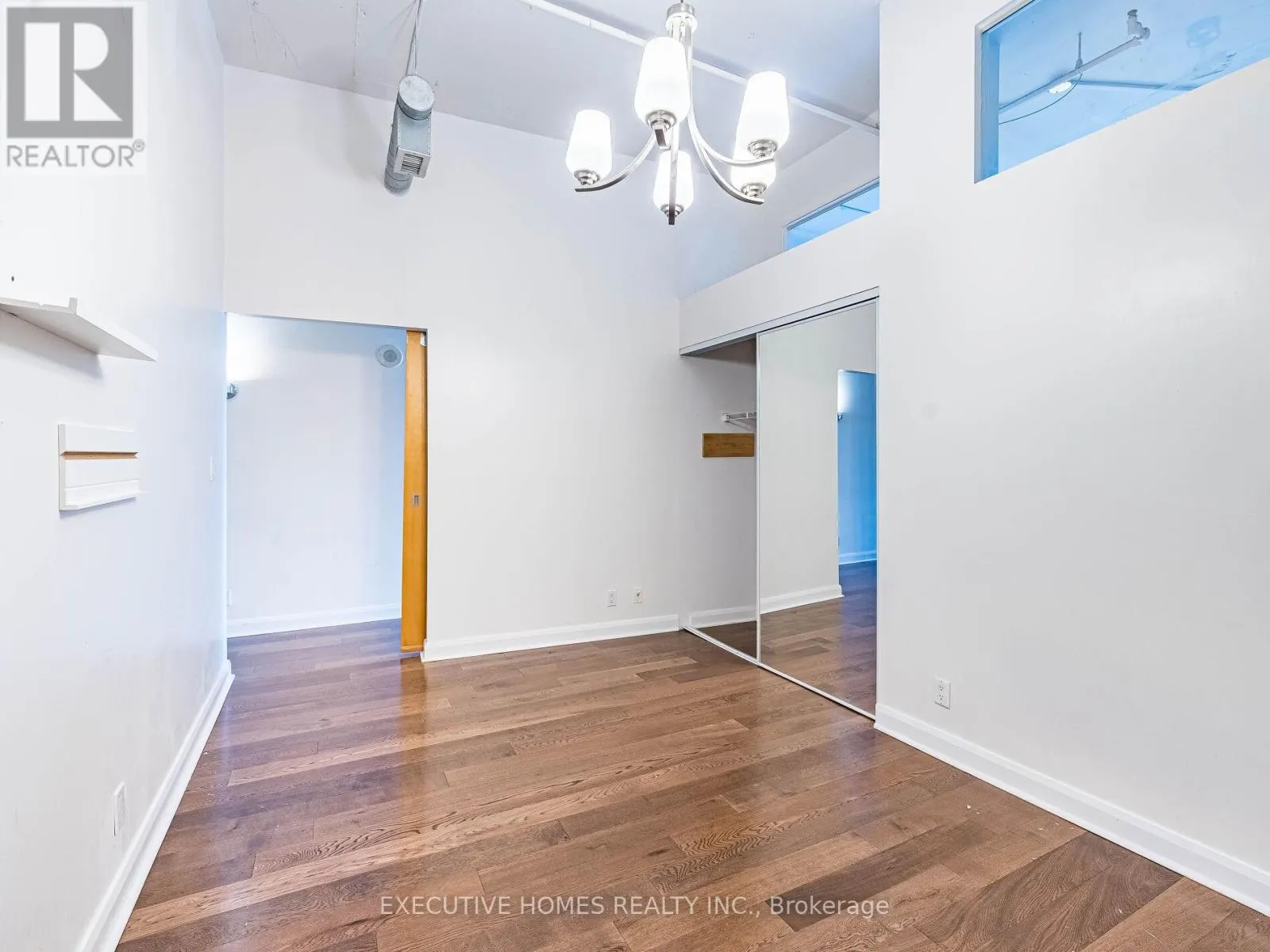 1004 - 700 KING STREET W