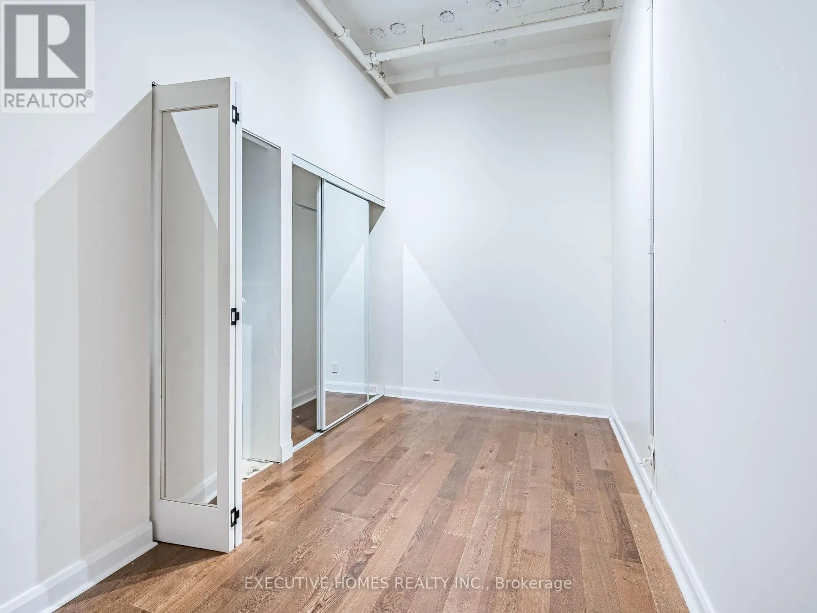 1004 - 700 KING STREET W