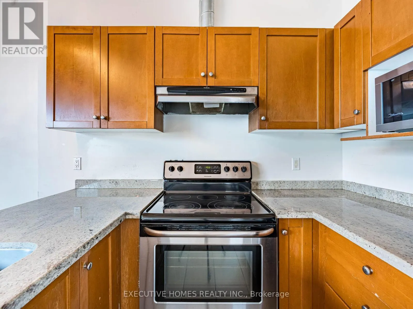 1004 - 700 KING STREET W