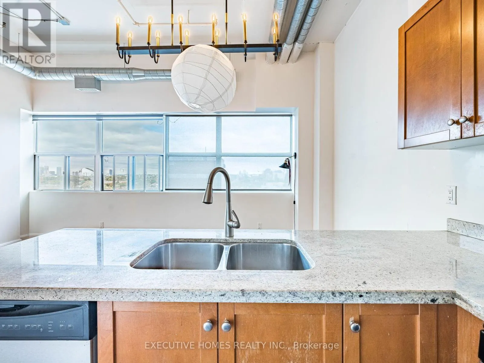 1004 - 700 KING STREET W