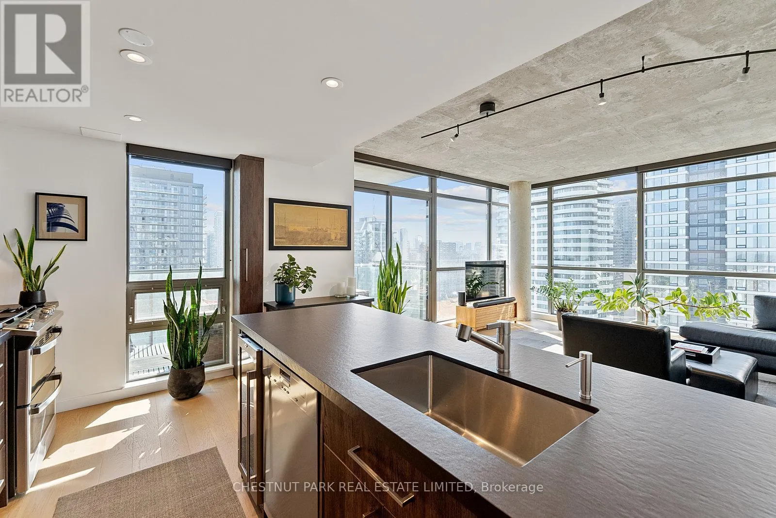 2502 - 281 MUTUAL STREET