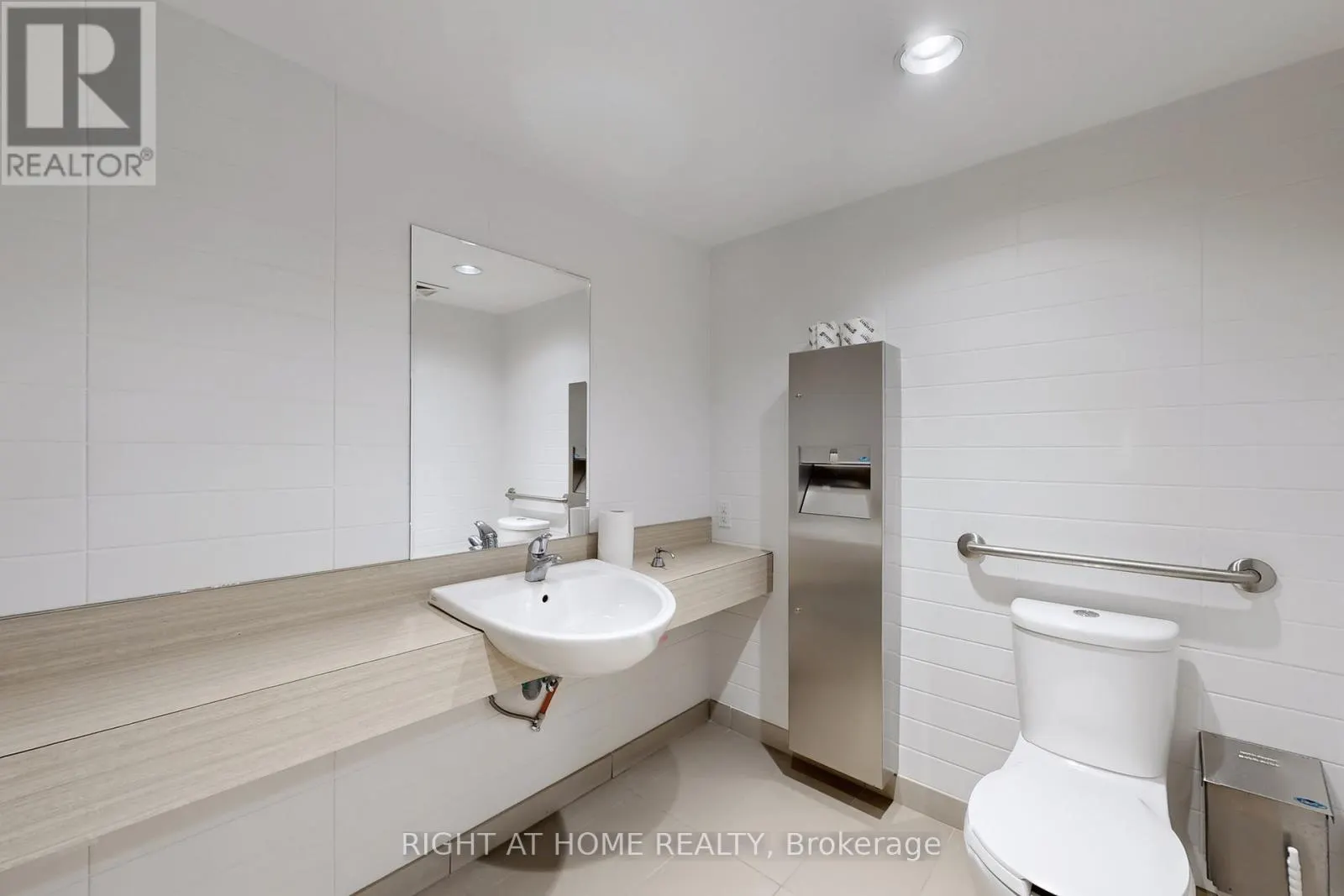 LEVEL 2 PARTY ROOM - 508 WELLINGTON STREET W