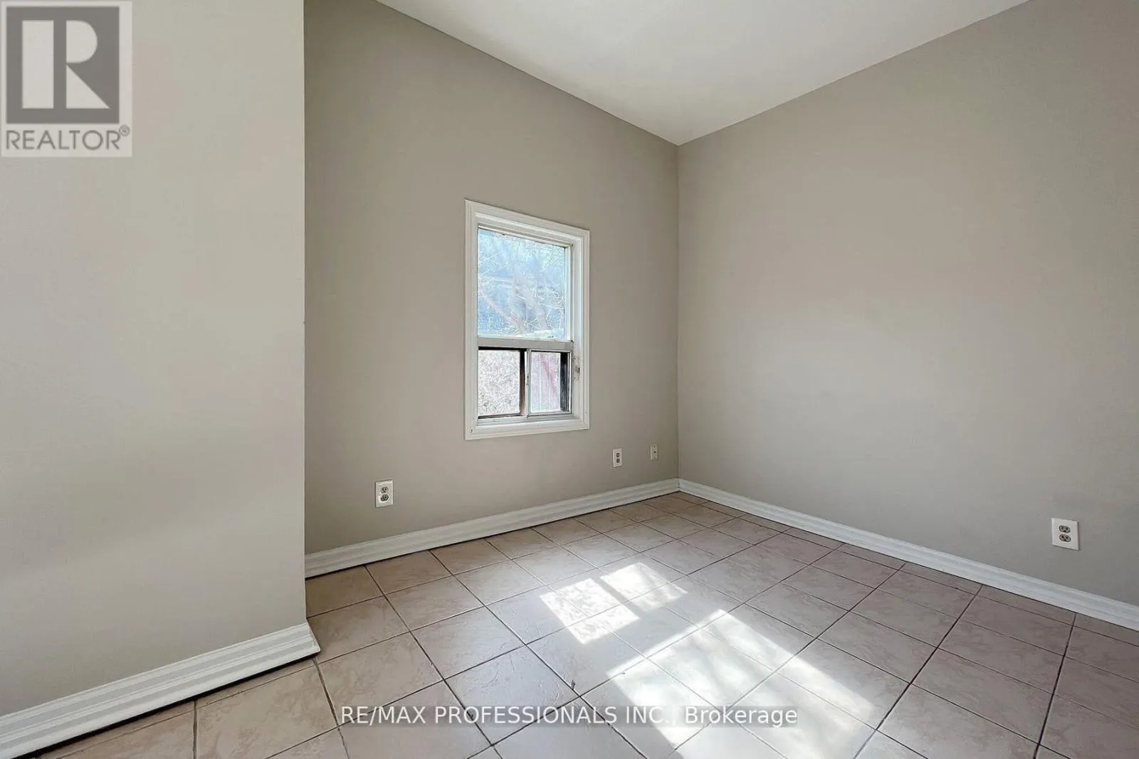 UPPER - 345 DUNDAS STREET E
