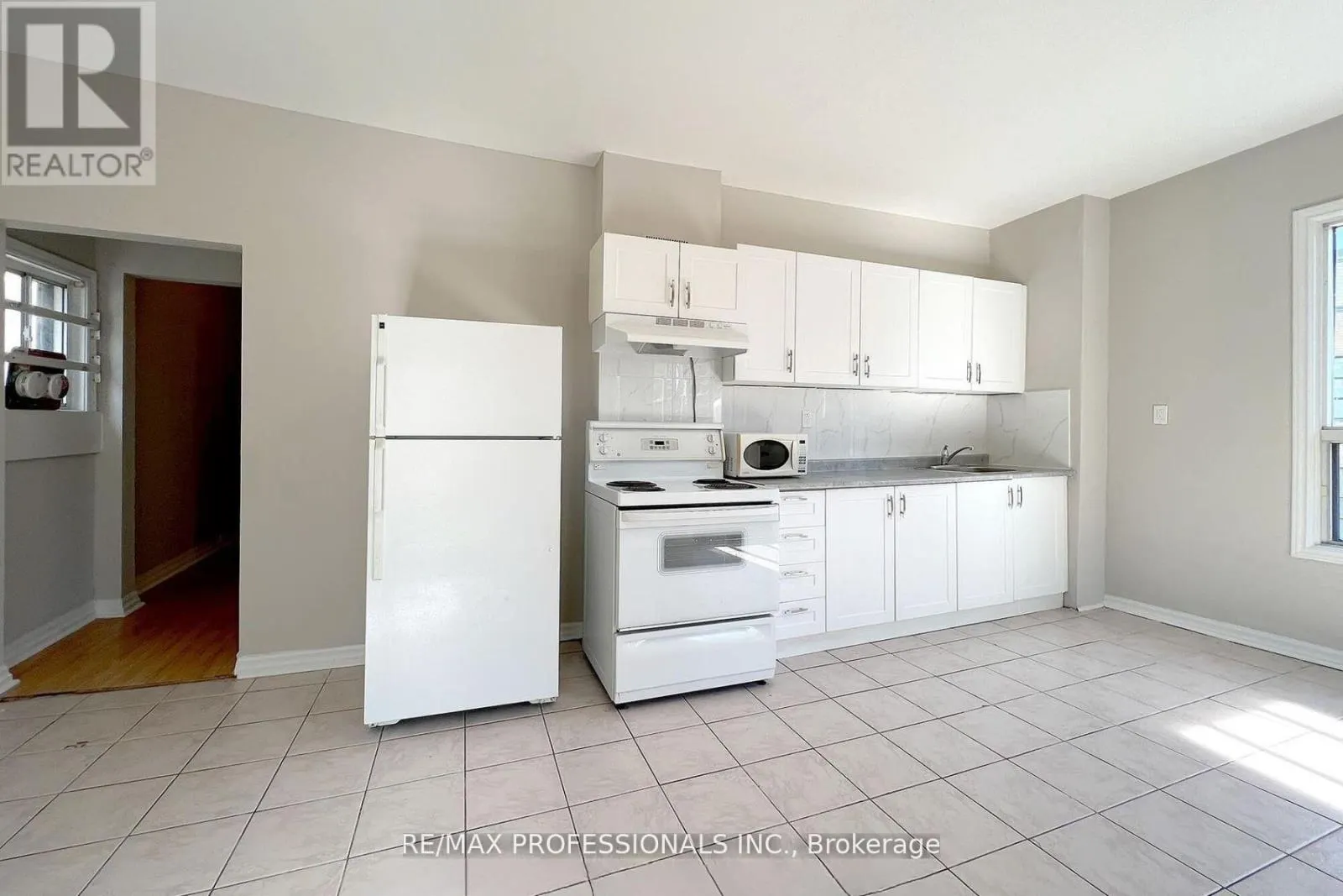 UPPER - 345 DUNDAS STREET E
