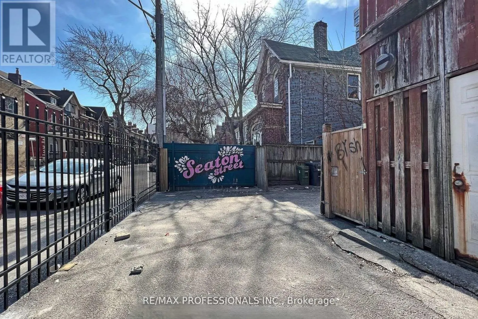 UPPER - 345 DUNDAS STREET E