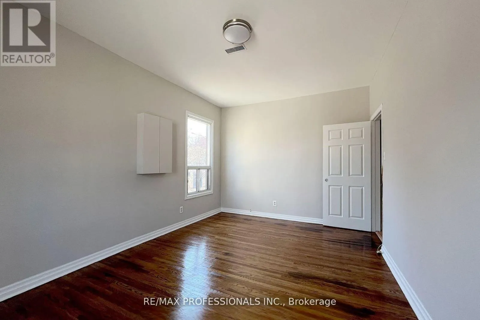 UPPER - 345 DUNDAS STREET E