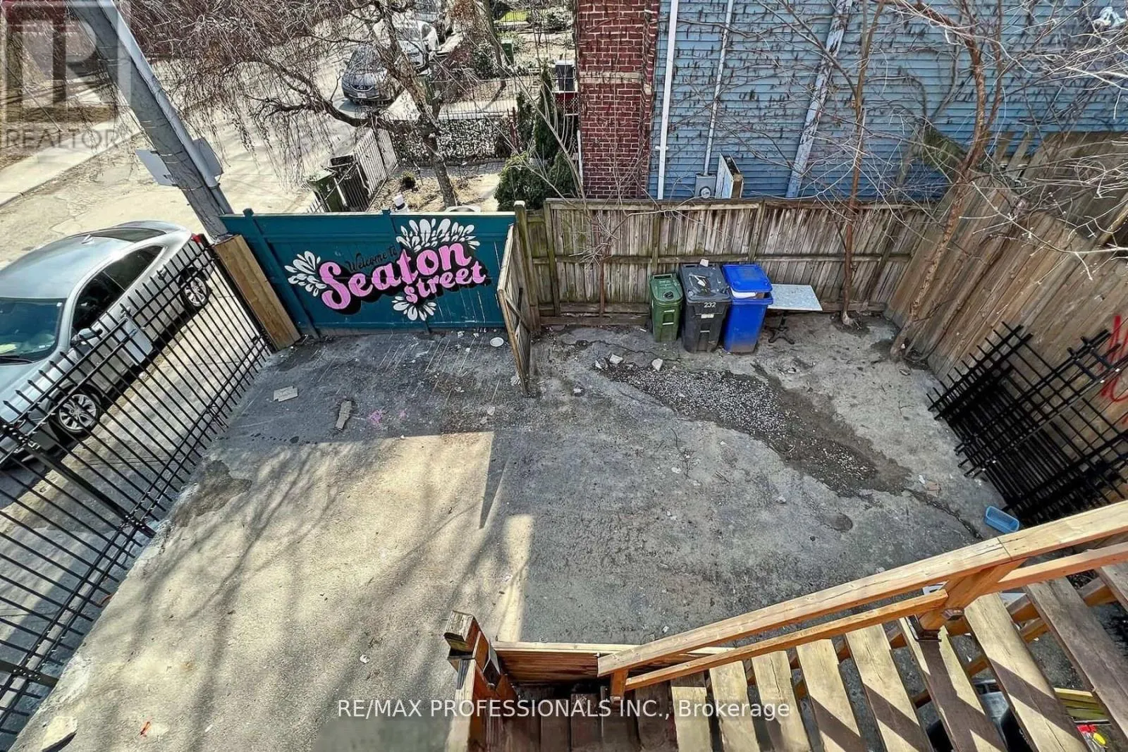 UPPER - 345 DUNDAS STREET E