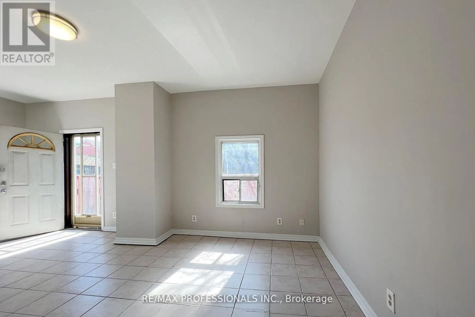 UPPER - 345 DUNDAS STREET E