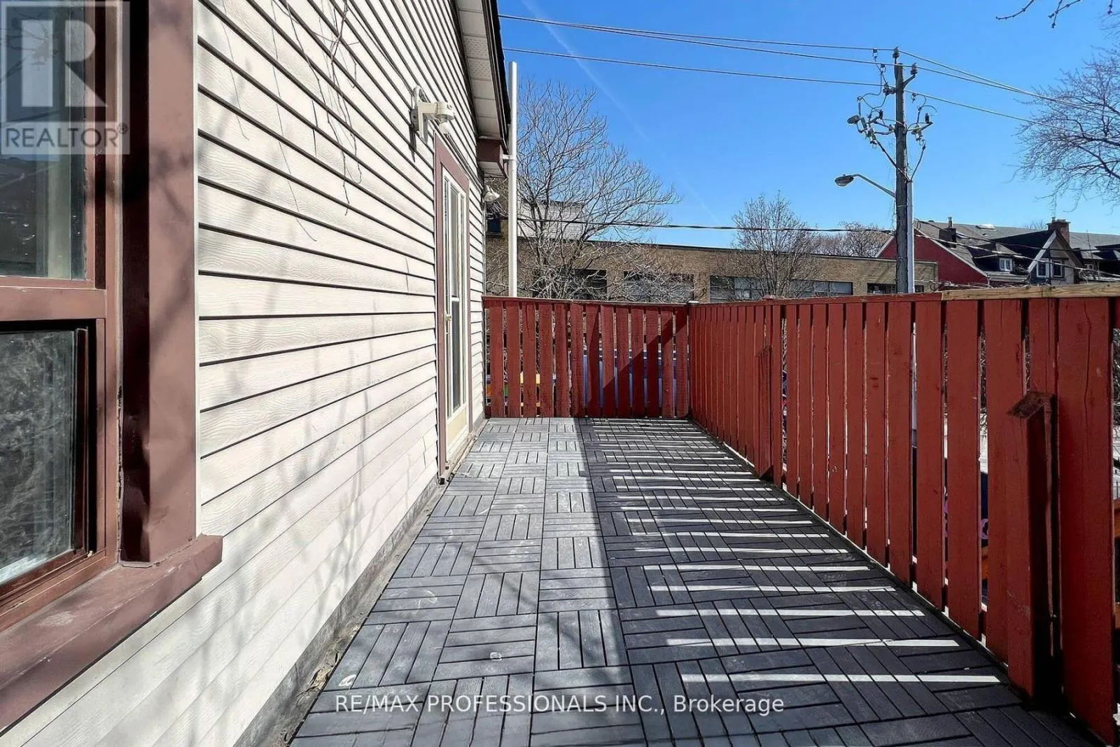 UPPER - 345 DUNDAS STREET E