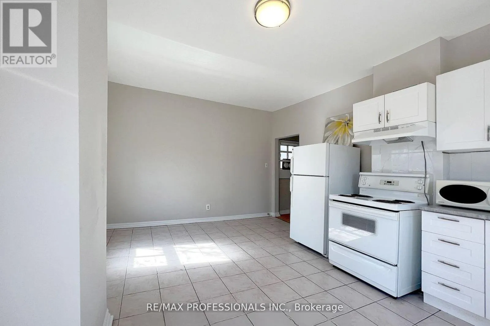 UPPER - 345 DUNDAS STREET E