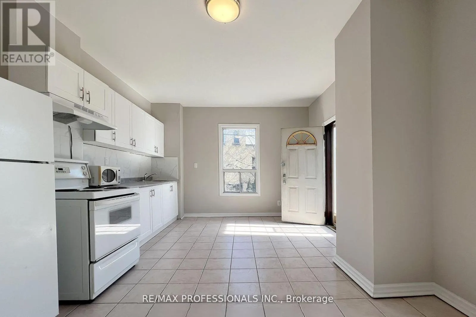 UPPER - 345 DUNDAS STREET E