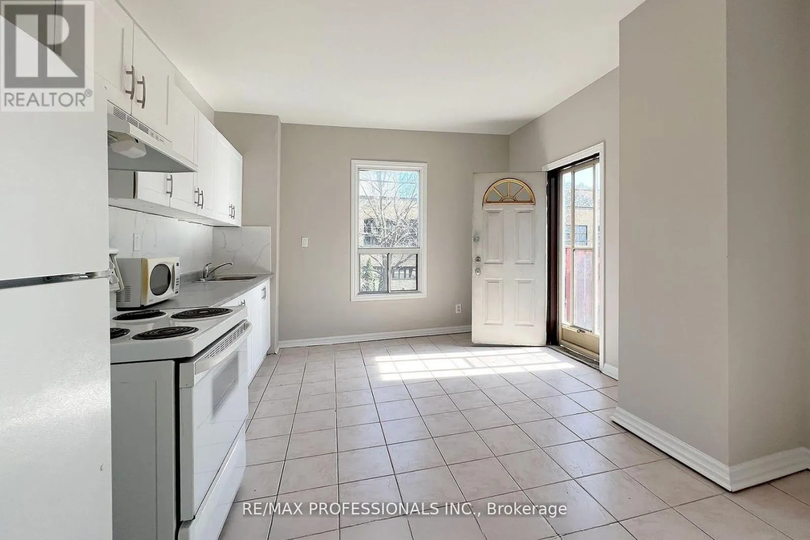 UPPER - 345 DUNDAS STREET E