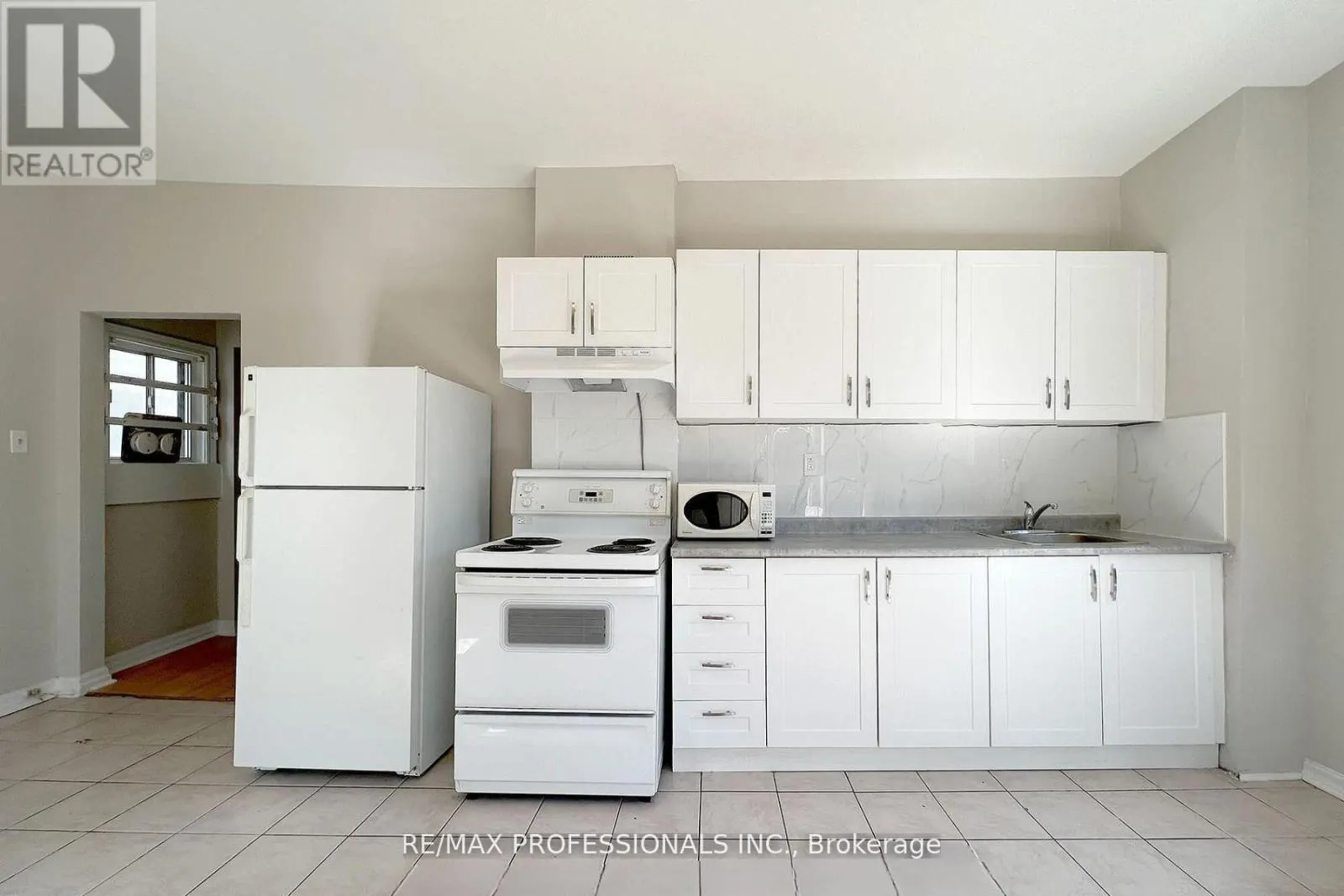 UPPER - 345 DUNDAS STREET E