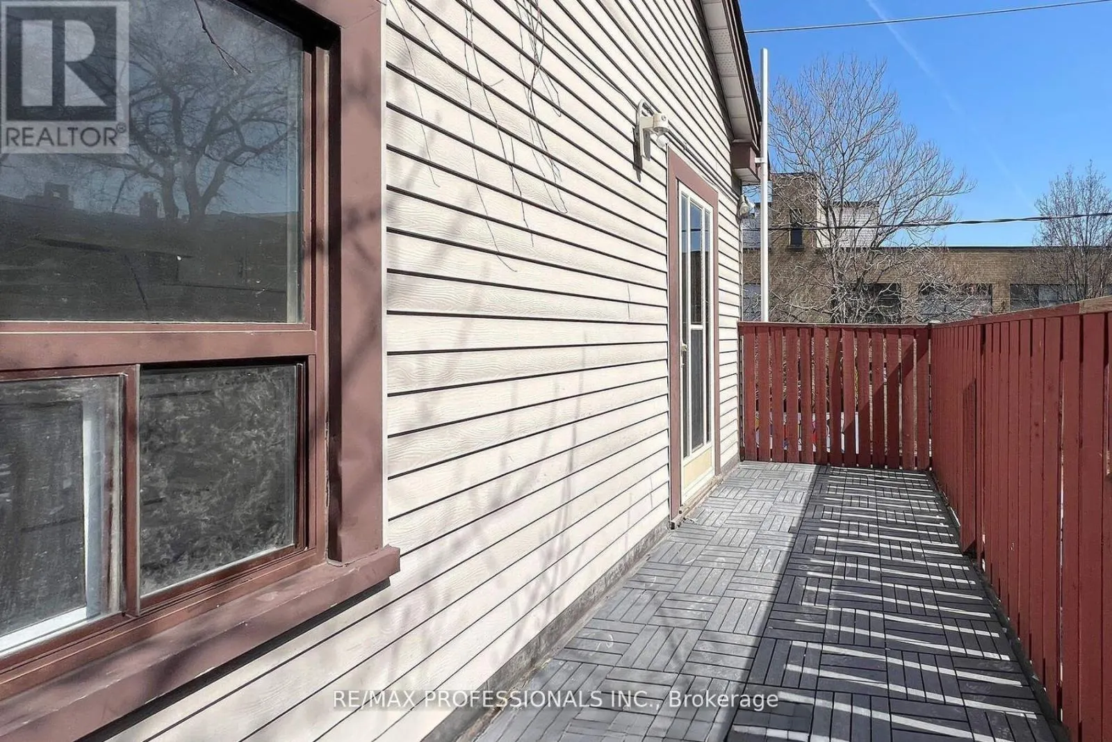 UPPER - 345 DUNDAS STREET E