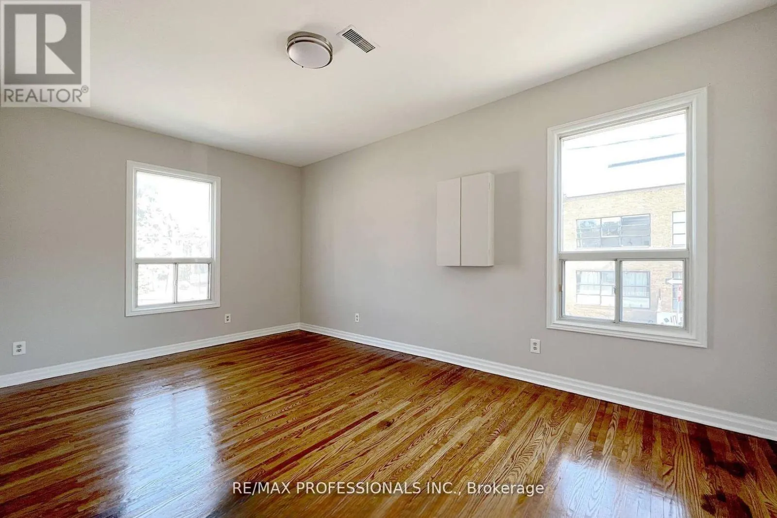 UPPER - 345 DUNDAS STREET E