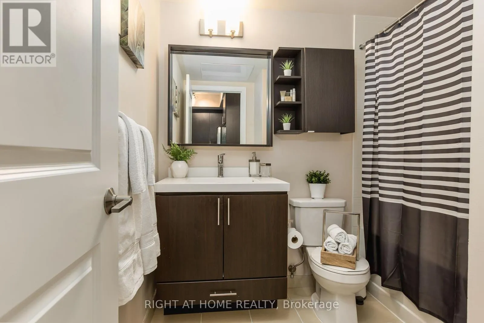 417 - 560 FRONT STREET W