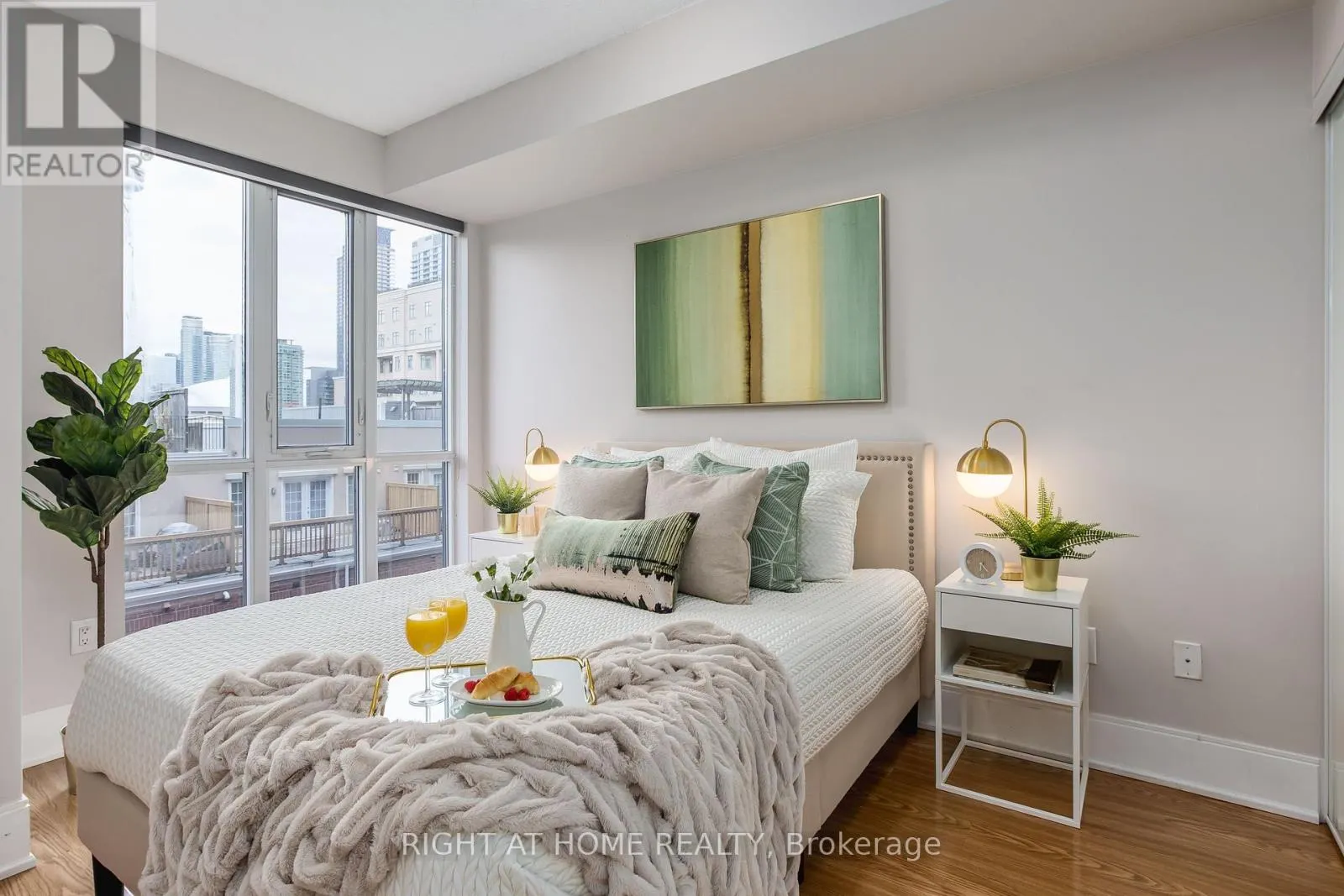 417 - 560 FRONT STREET W