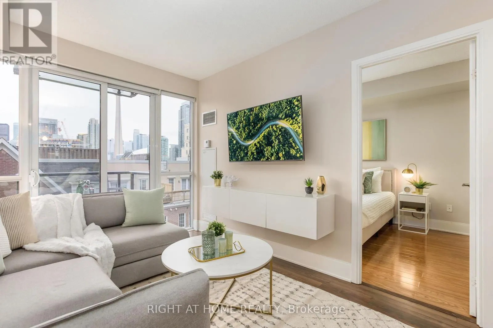 417 - 560 FRONT STREET W