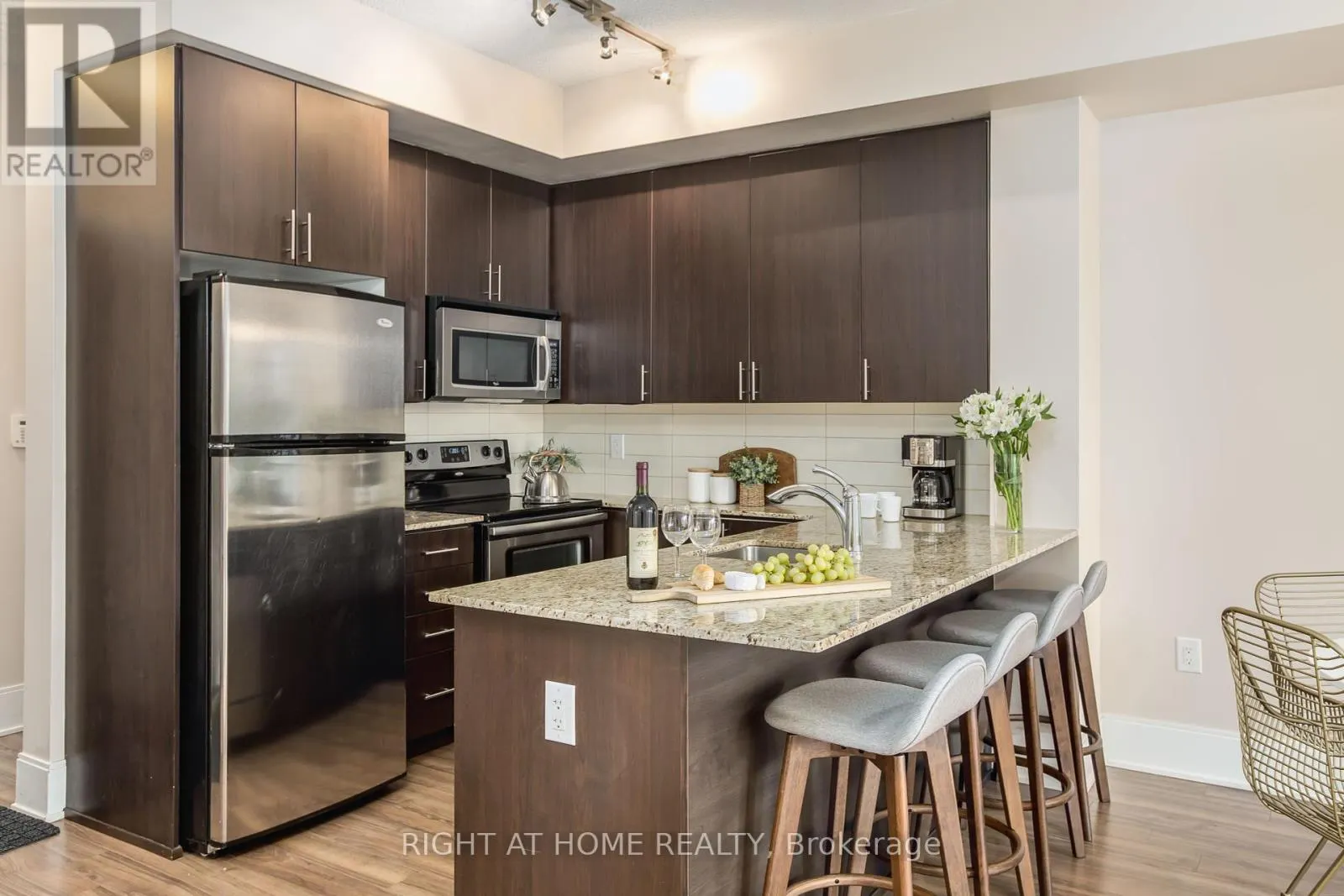 417 - 560 FRONT STREET W