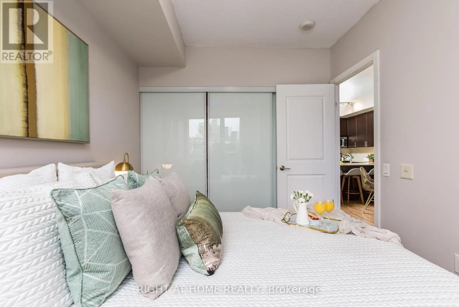 417 - 560 FRONT STREET W