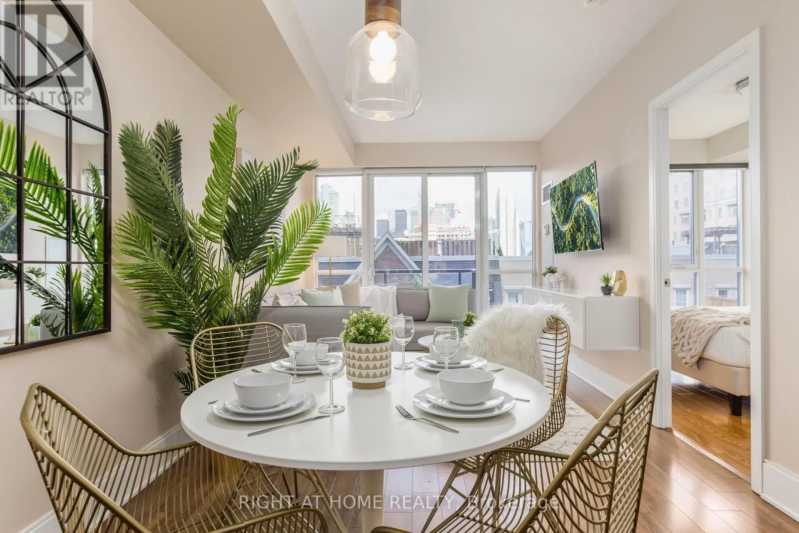 417 - 560 FRONT STREET W