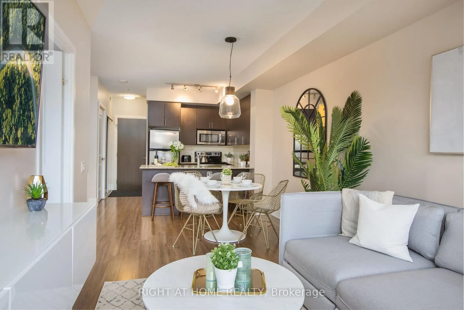 417 - 560 FRONT STREET W