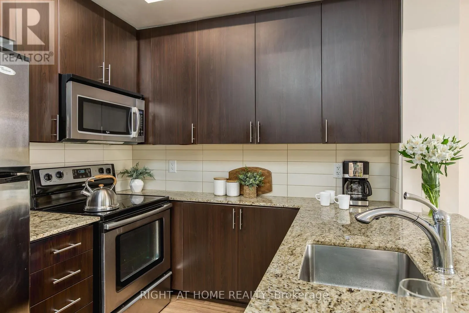 417 - 560 FRONT STREET W