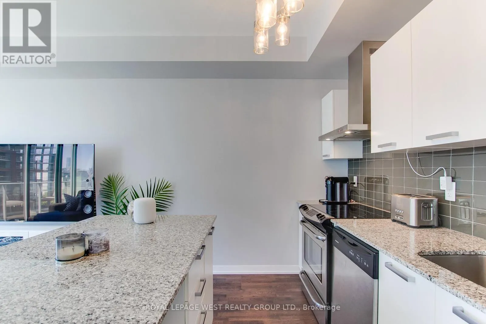 907 - 650 KING STREET W