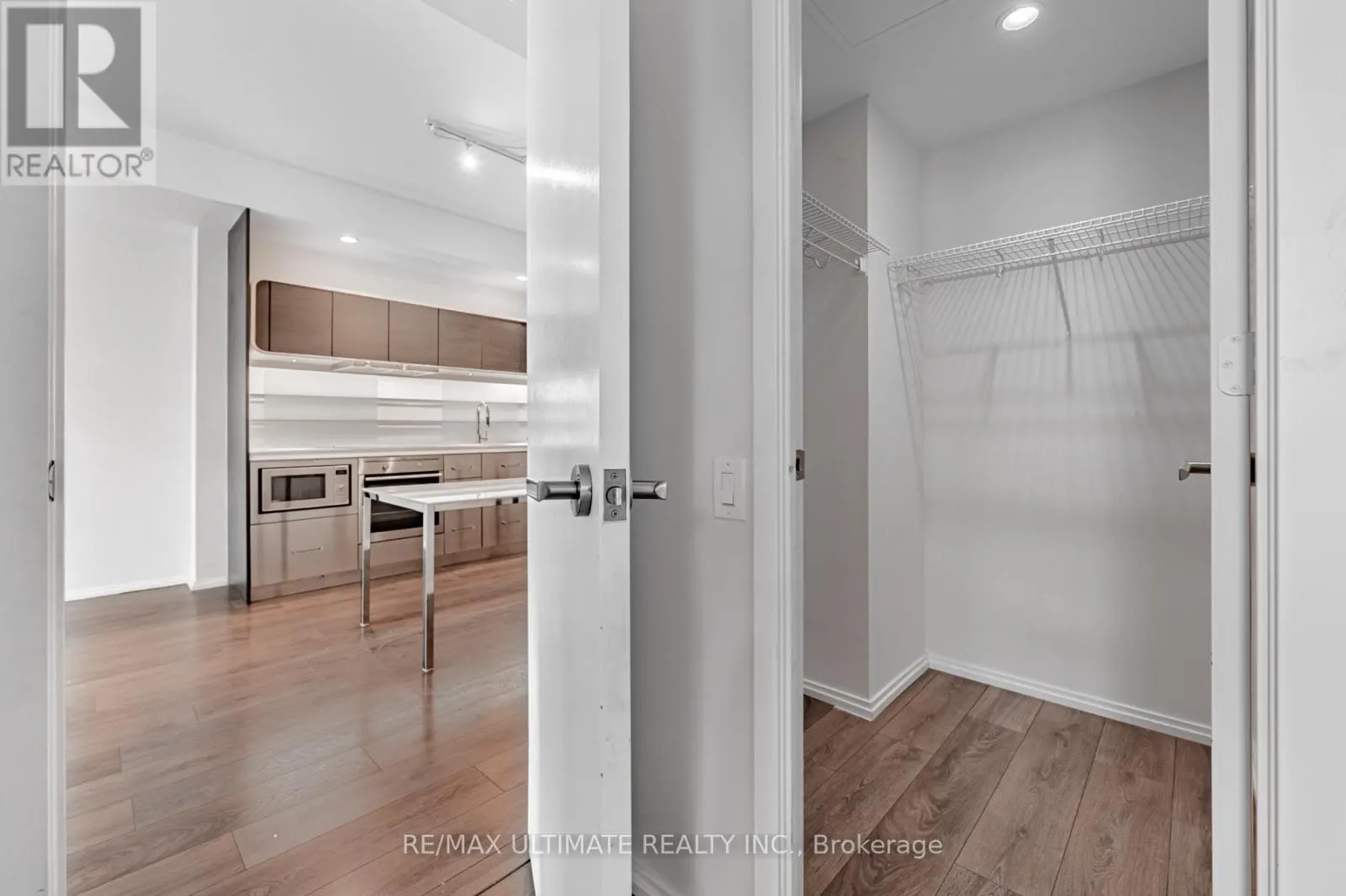 507 - 45 CHARLES STREET E
