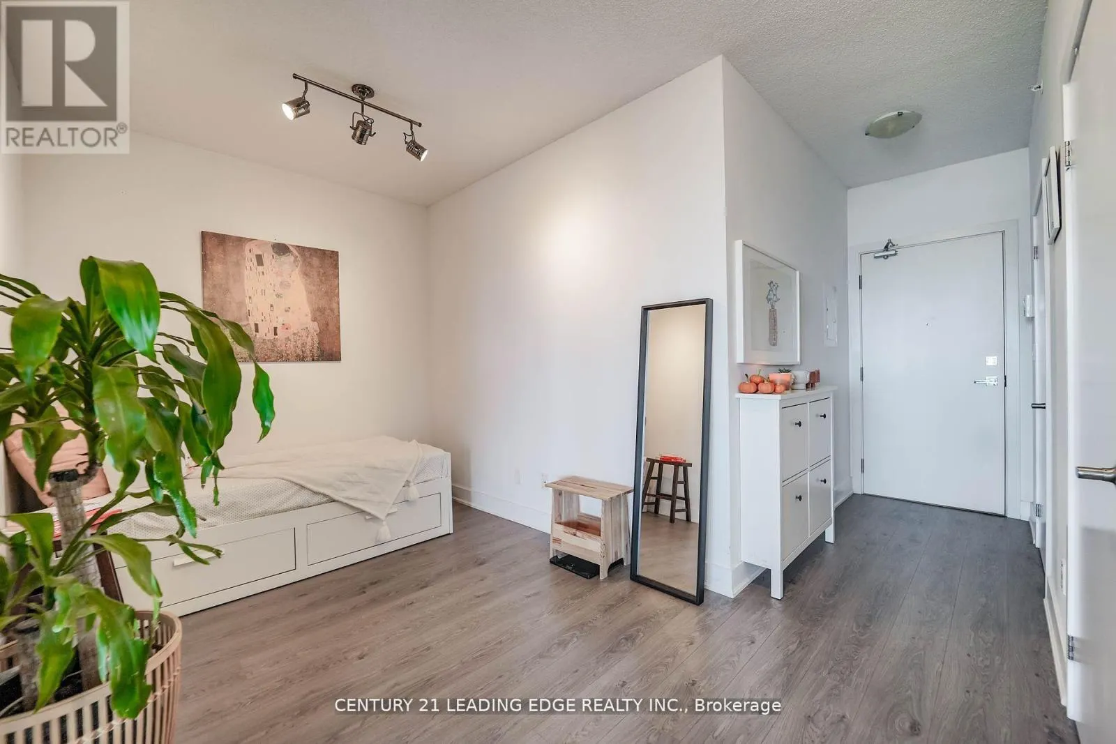 525 - 99 THE DONWAY WEST