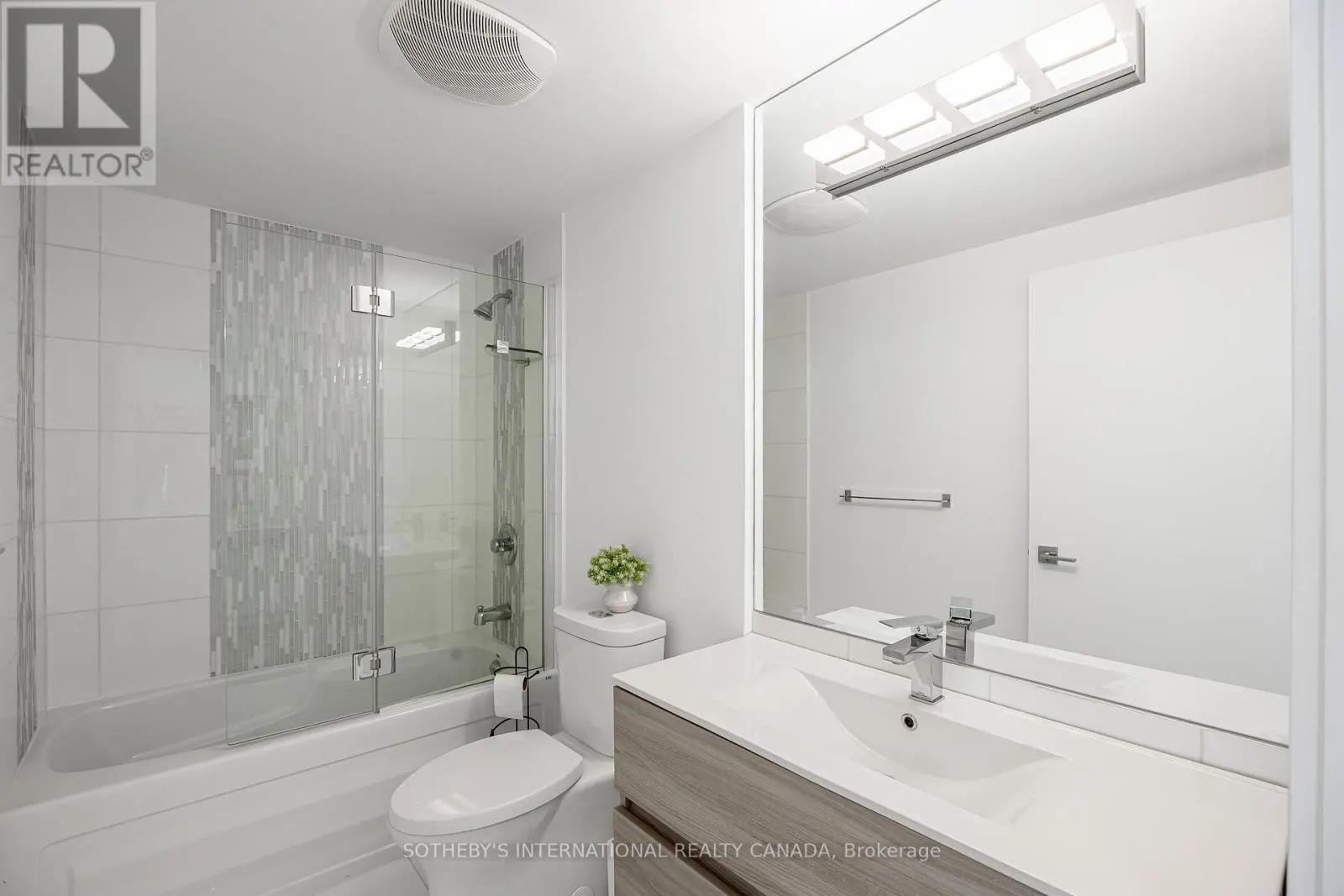 1901 - 438 KING STREET W