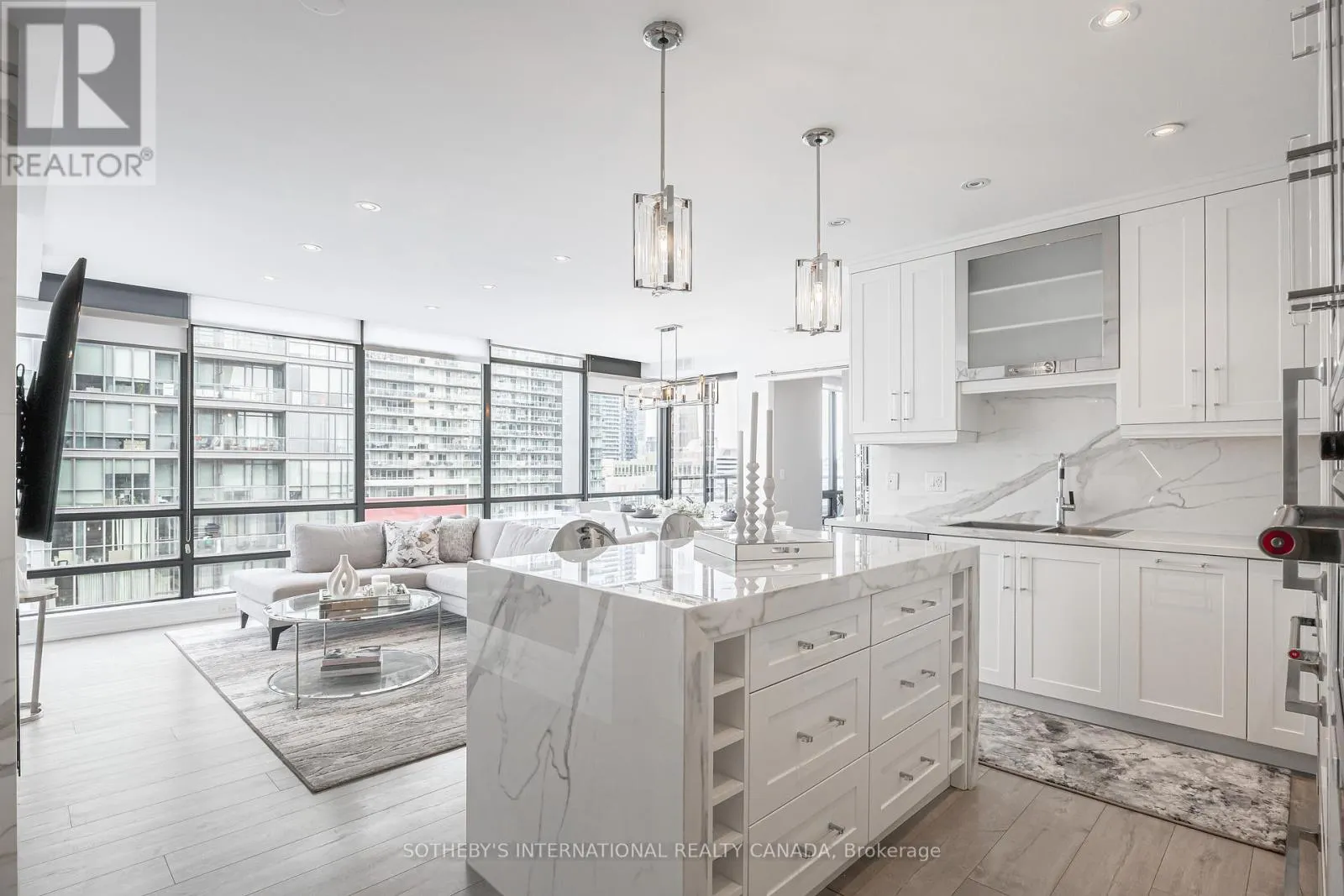 1901 - 438 KING STREET W