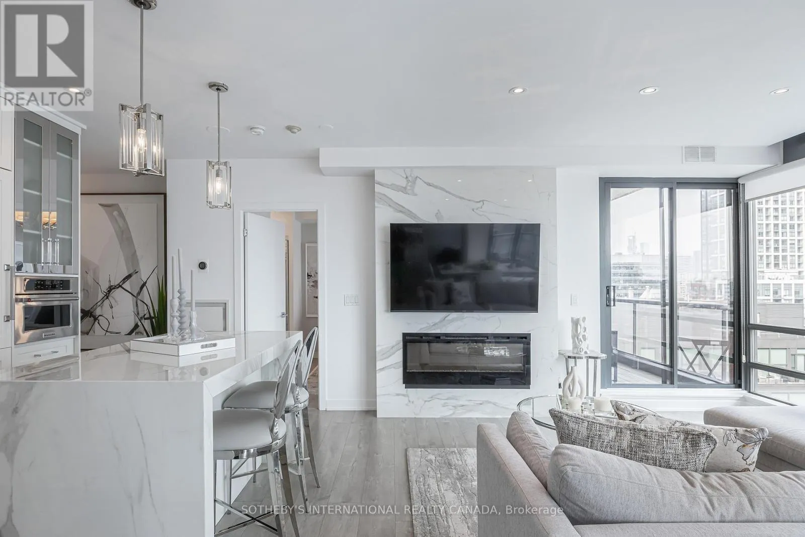 1901 - 438 KING STREET W