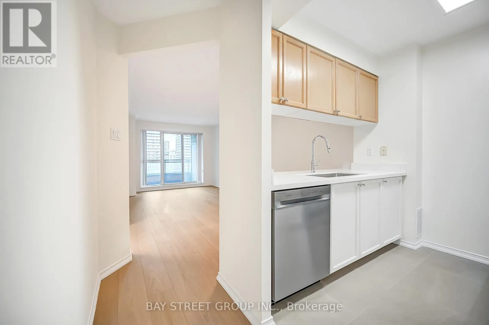 1503 - 889 BAY STREET