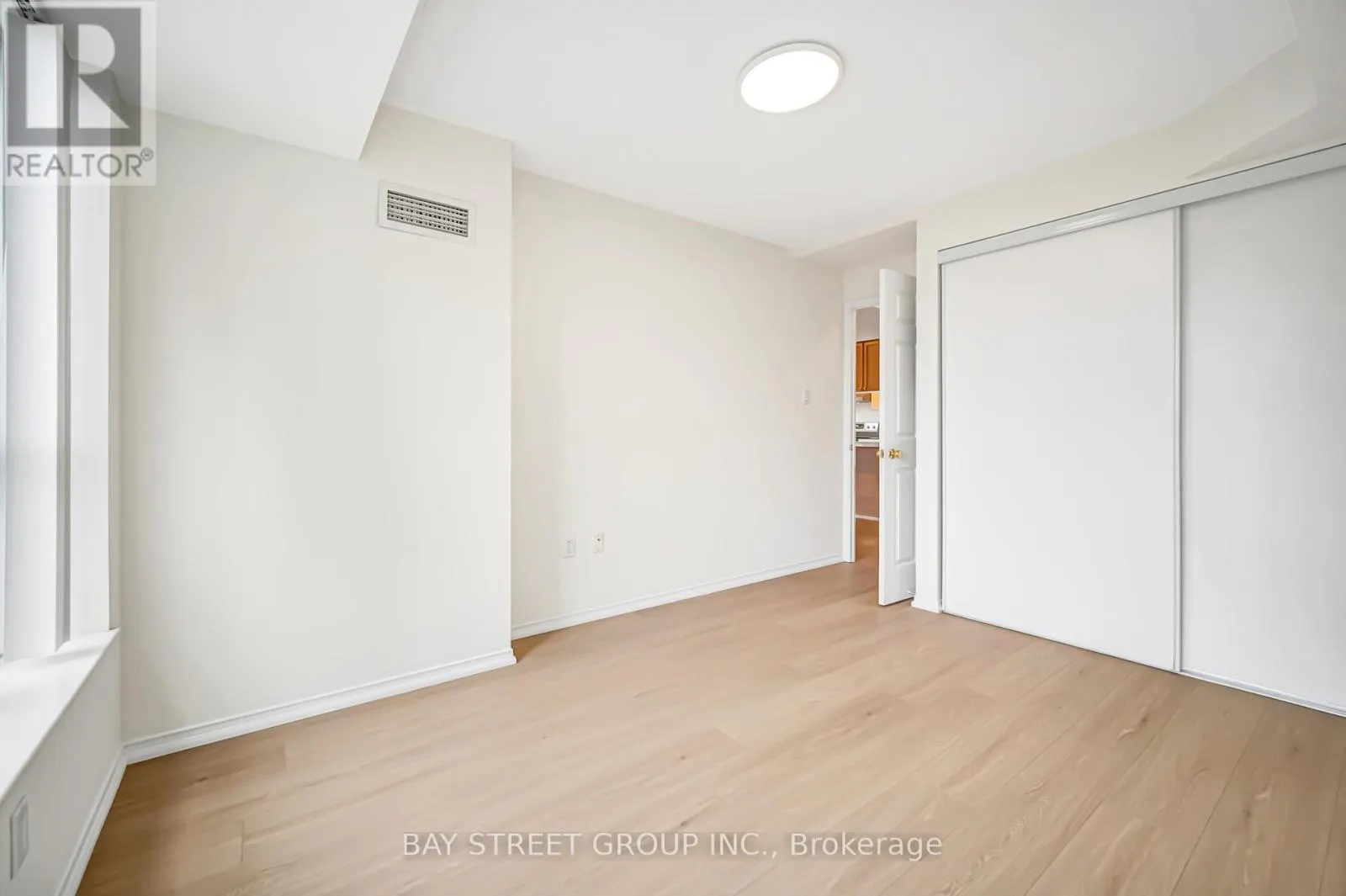 1503 - 889 BAY STREET