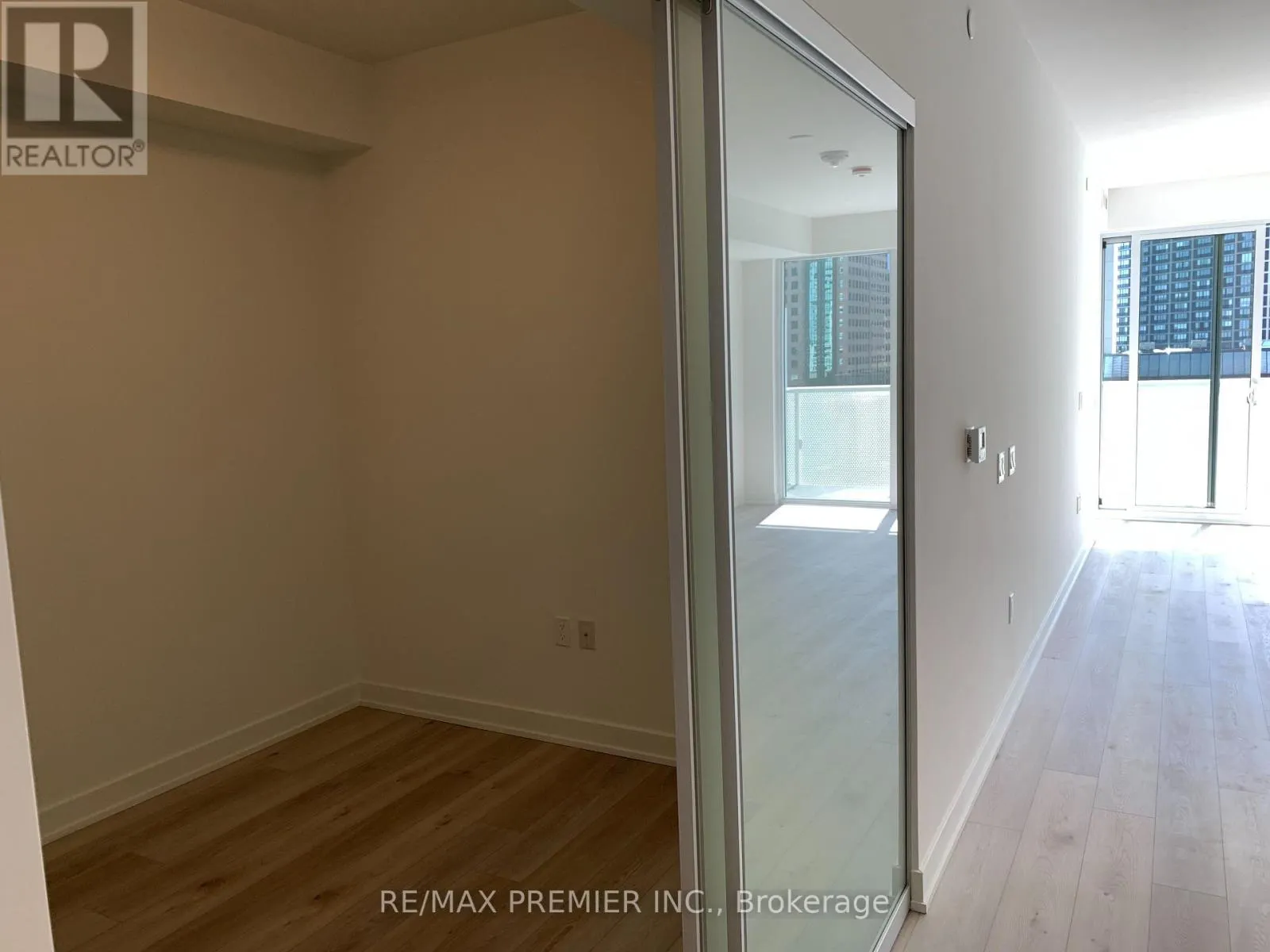 814 - 15 QUEENS QUAY E
