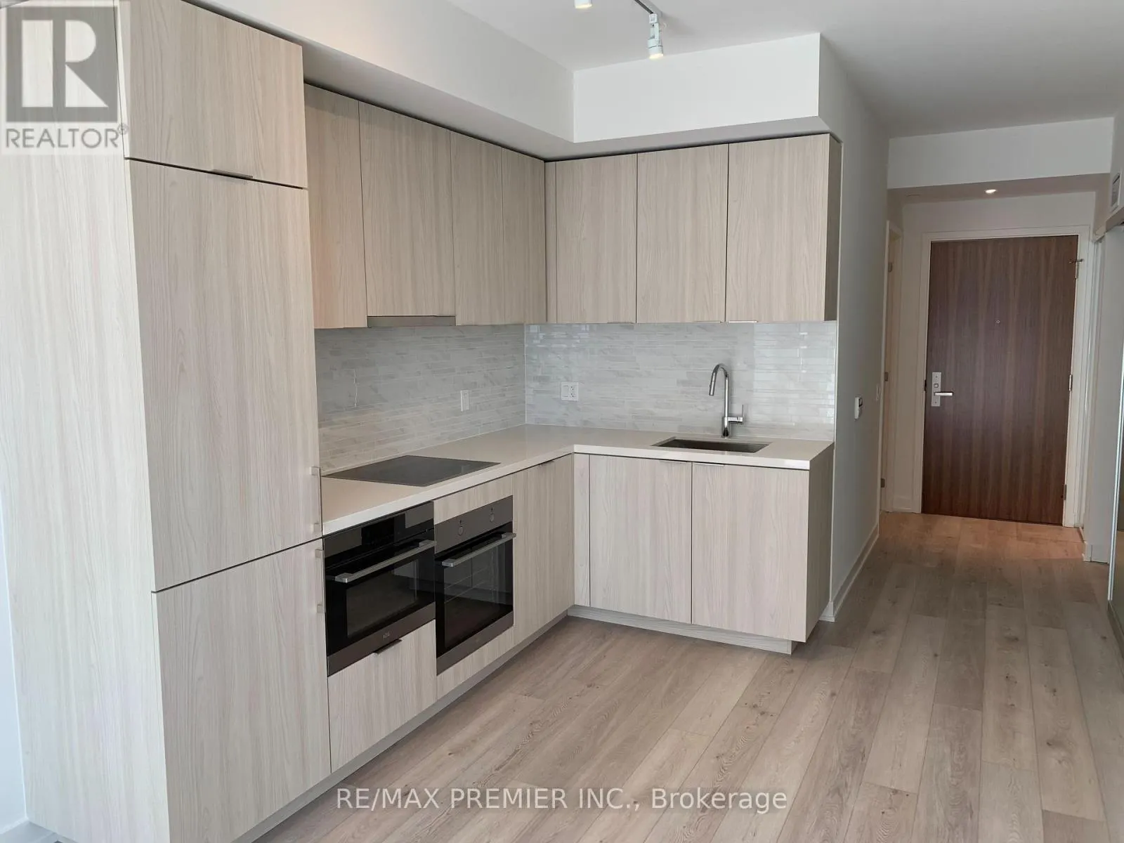 814 - 15 QUEENS QUAY E
