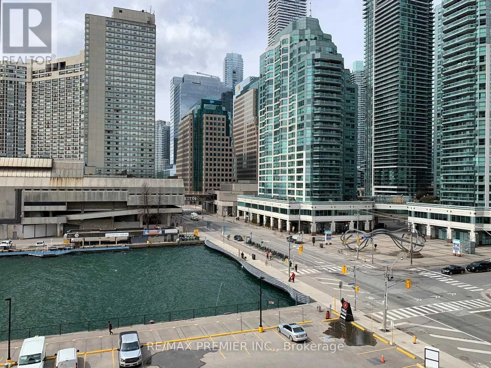 814 - 15 QUEENS QUAY E