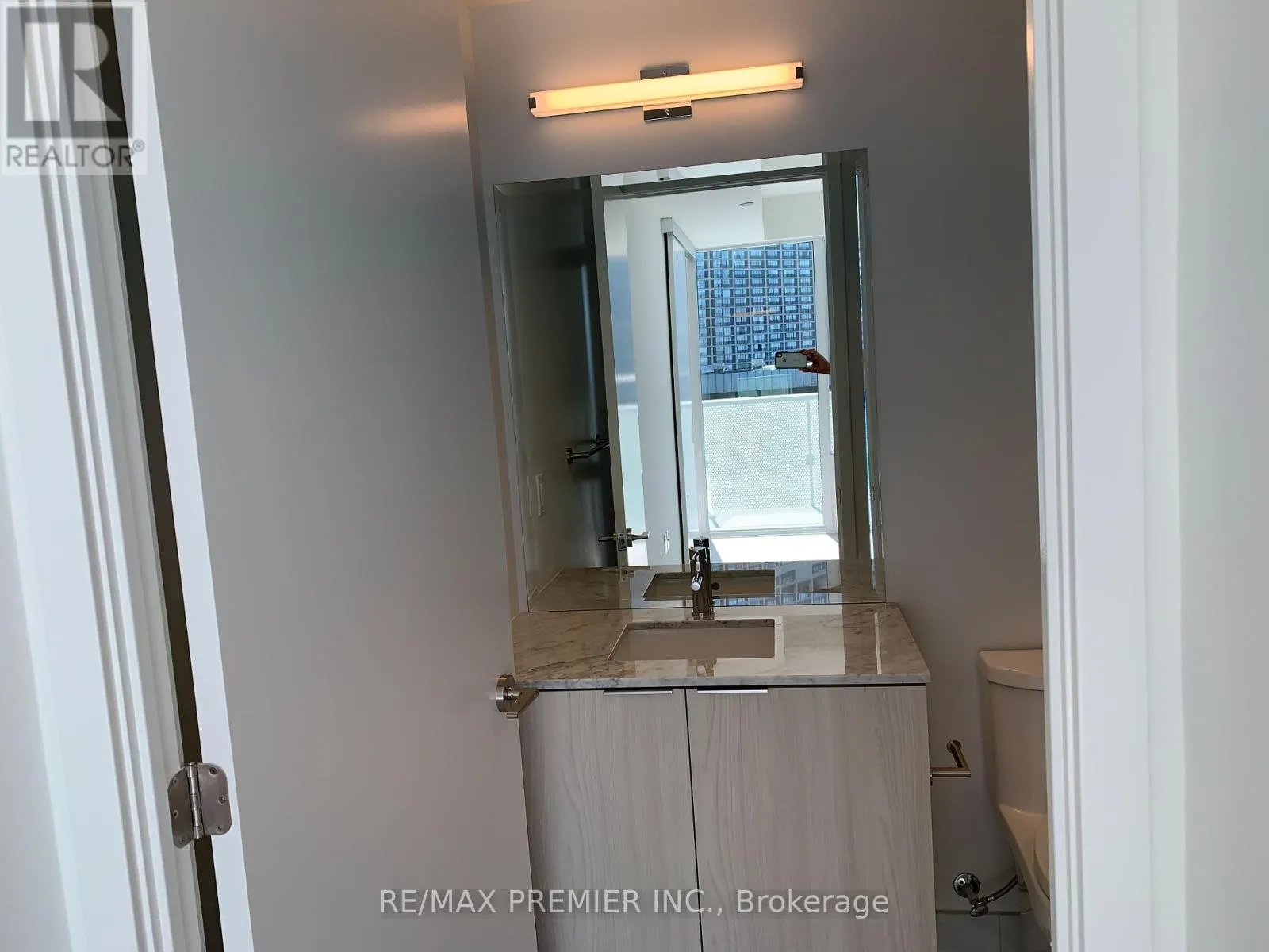 814 - 15 QUEENS QUAY E