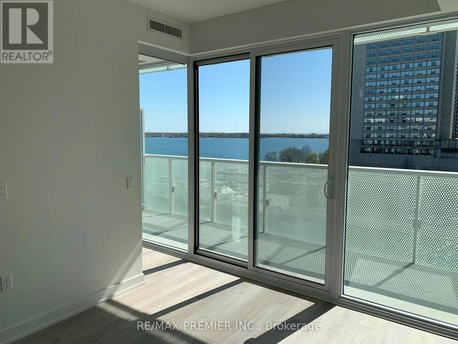 814 - 15 QUEENS QUAY E