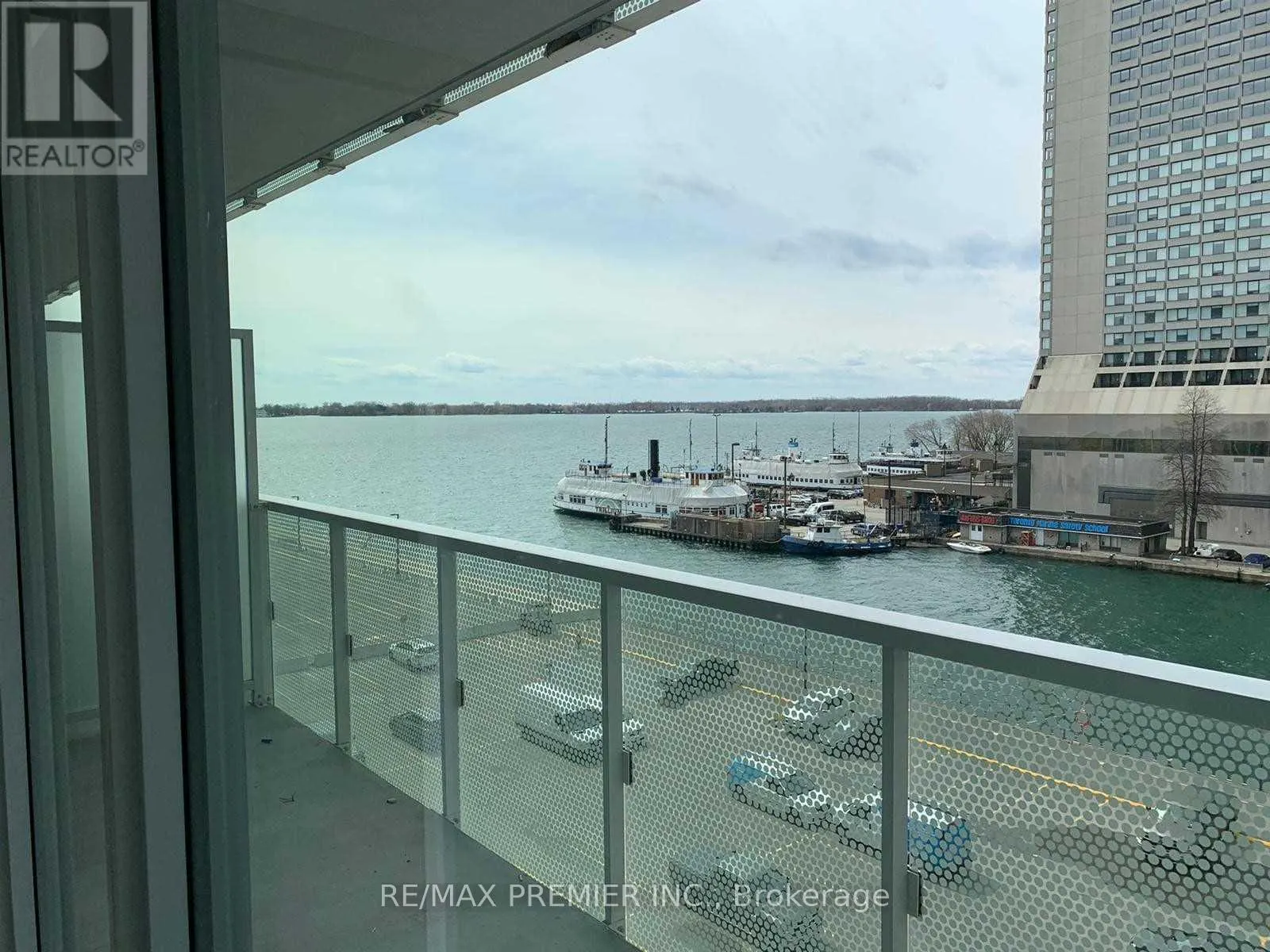 814 - 15 QUEENS QUAY E
