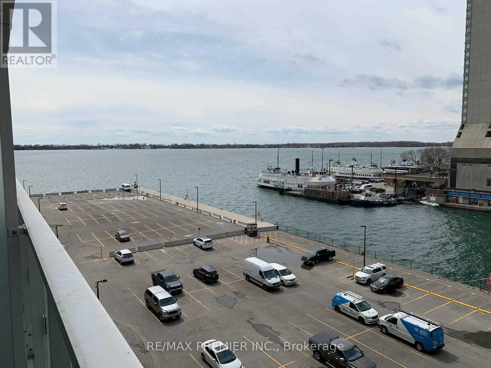 814 - 15 QUEENS QUAY E