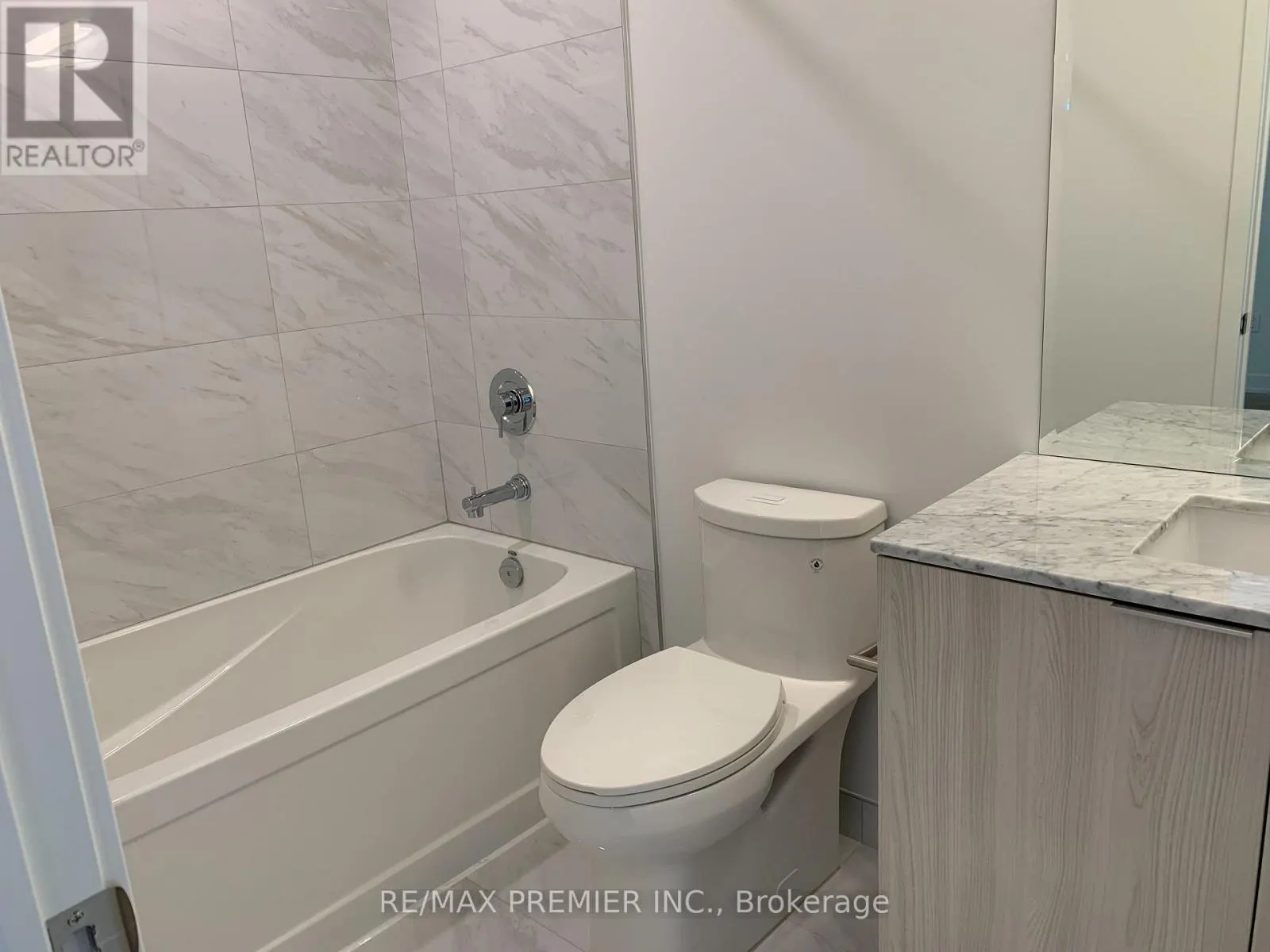 814 - 15 QUEENS QUAY E