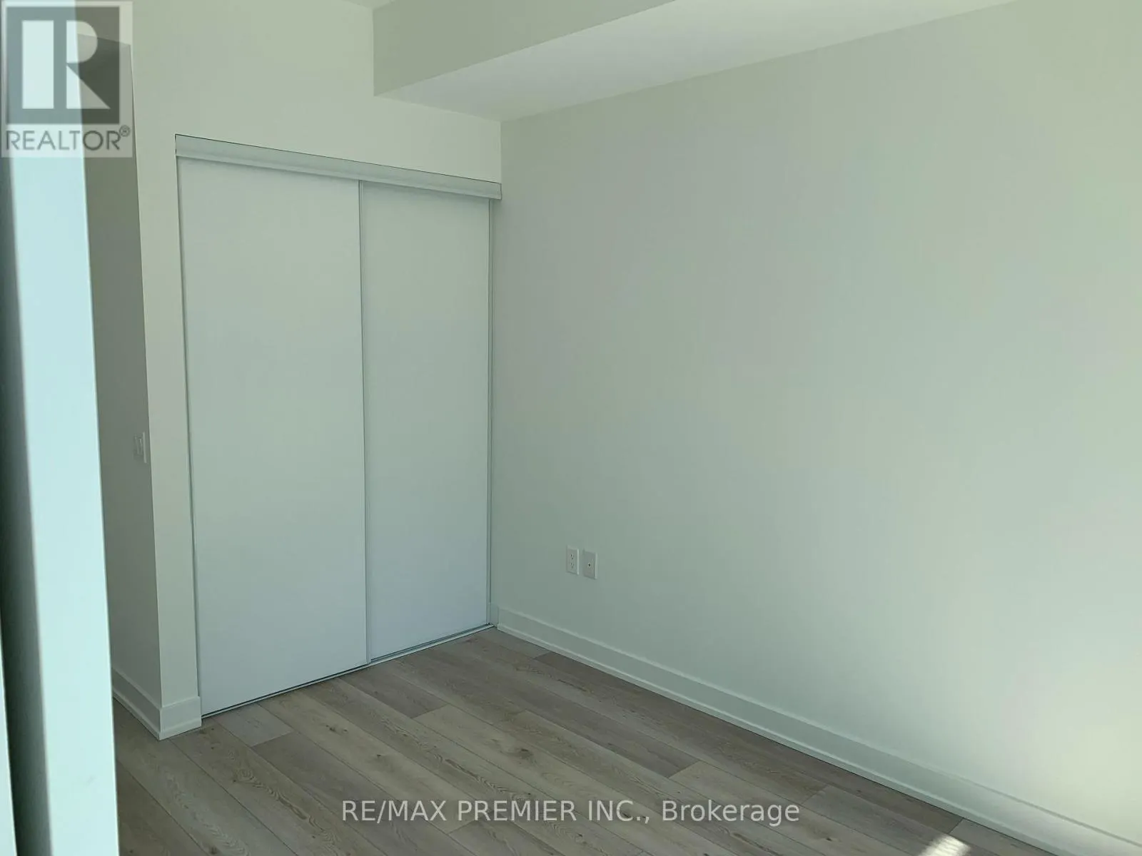 814 - 15 QUEENS QUAY E