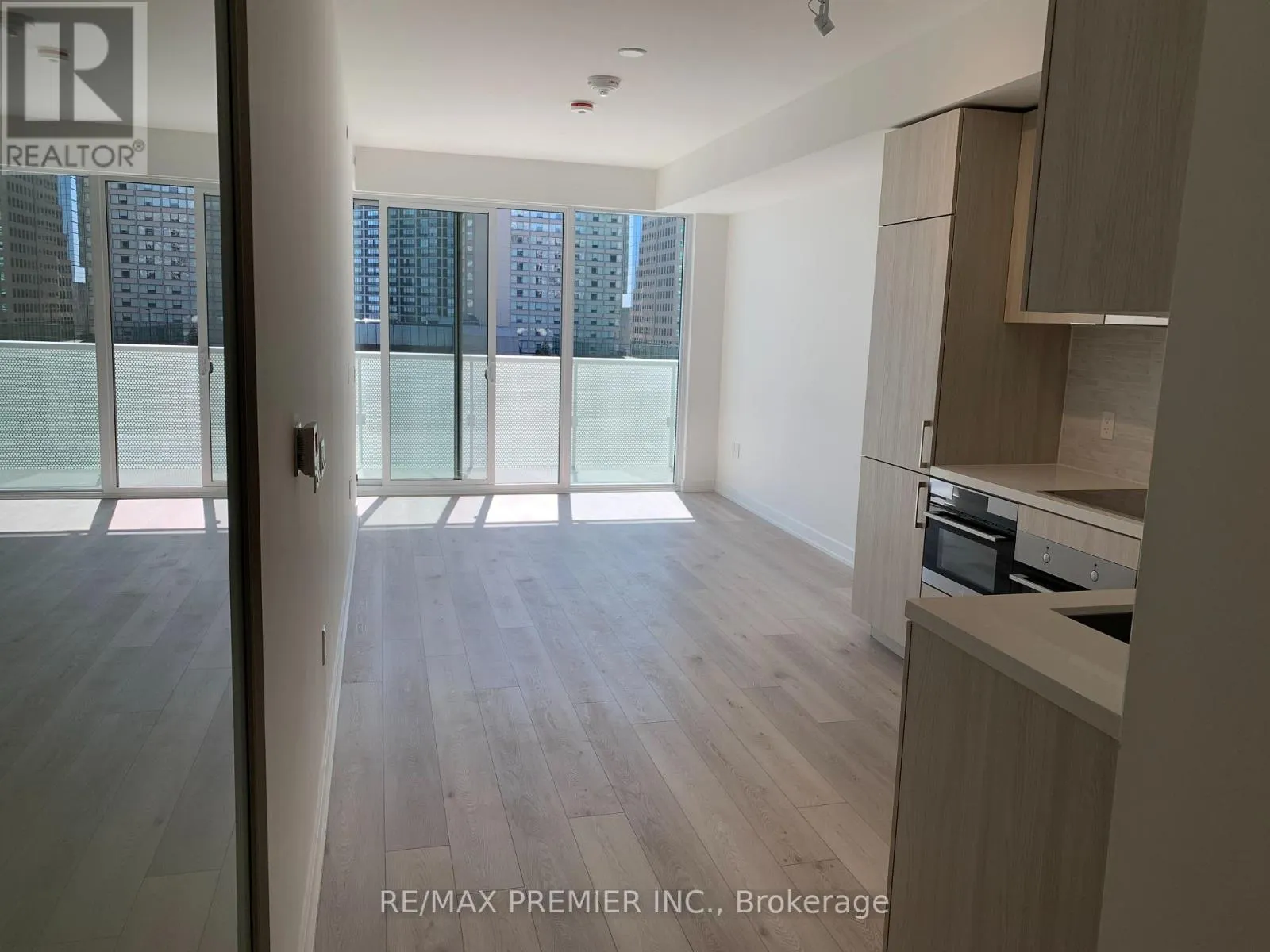814 - 15 QUEENS QUAY E